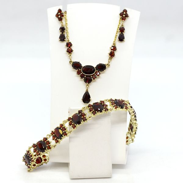 Granatschmuck Set 333er Gelbgold Armband, Collier und hängende Ohrstecker (13204)