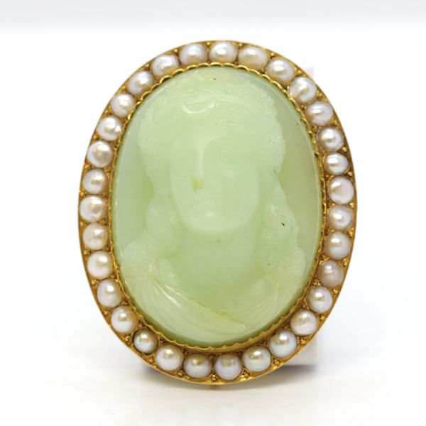 Brosche Antik 750er Gold mit Kamee aus Jade und Barocker Perle Handarbeit (13620)