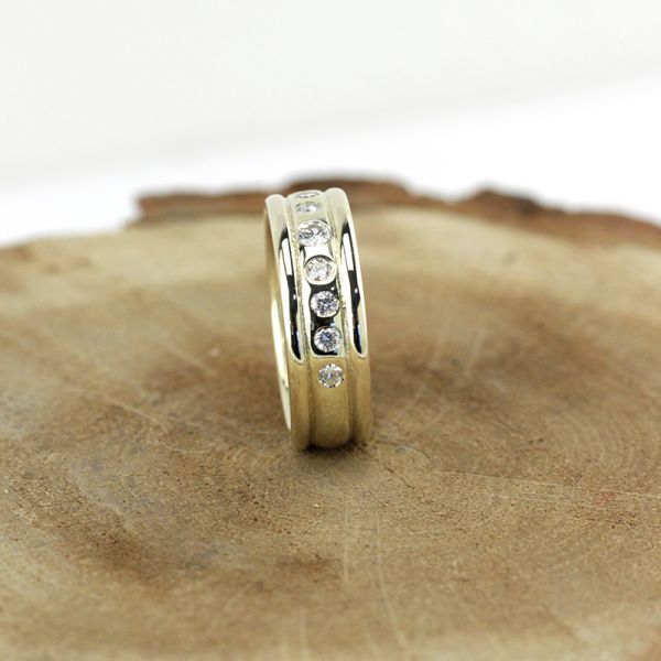 Breiter Bandring 585er Gelbgold mit neun Brillanten besetzt GR 58 (8979)