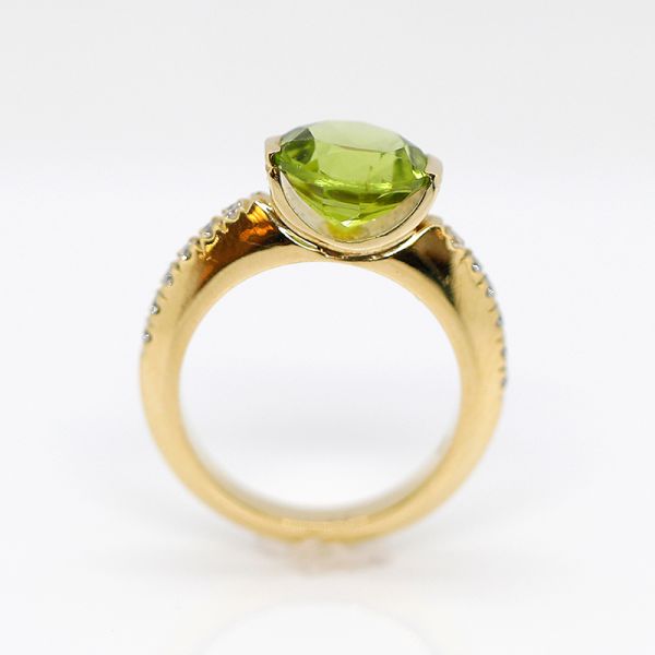 Gelbgold Ring 750er mit facettierten Peridot und Diamanten (37258)