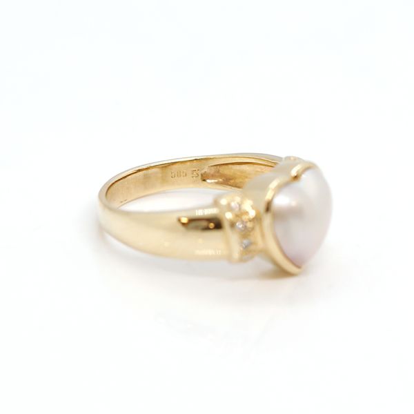 Gelbgold 585er Ring mit Mabeperle in Herzform und acht Diamanten im Brillantschliff (24326)
