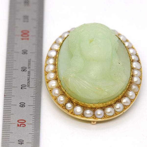 Brosche Antik 750er Gold mit Kamee aus Jade und Barocker Perle Handarbeit (13620)