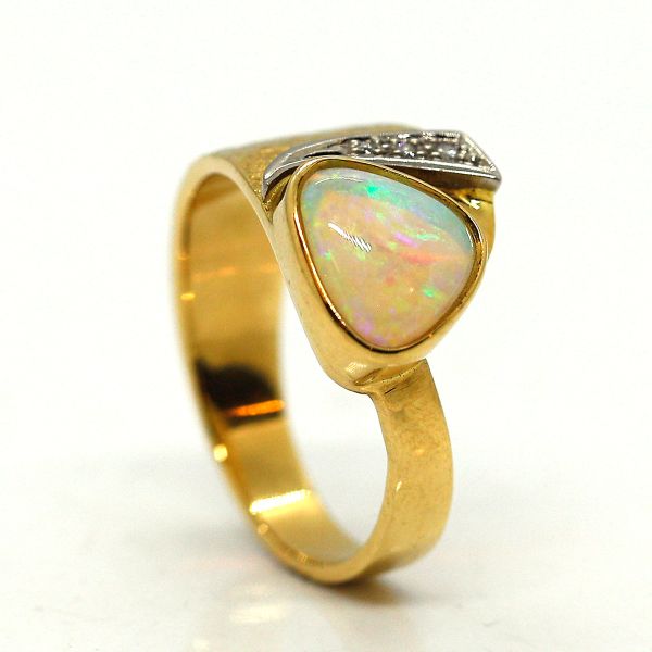 Opal Ring in 750er Gelbgold 3 kleine Diamanten GR 57 (22971)