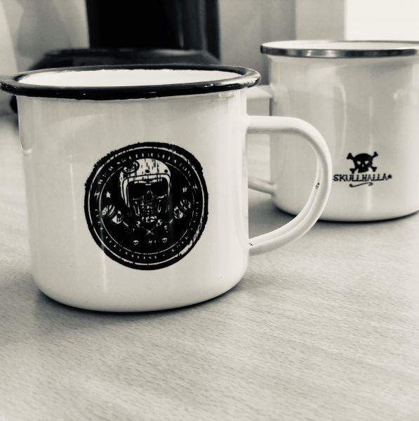Emaille Tasse "Skullhalla" silbener Rand NEU