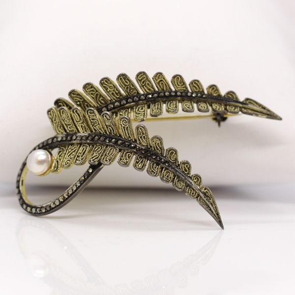 Original Fahrner Brosche 925er Silber vergoldet "Farn" mit Markasite und Perle (18159)