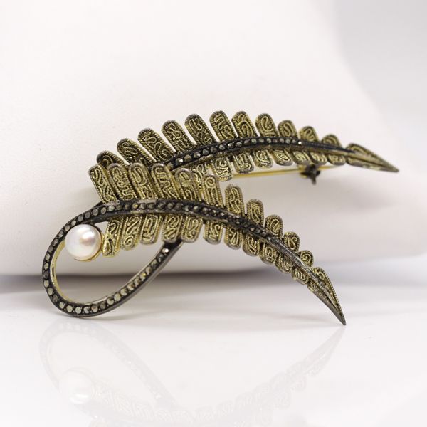 Original Fahrner Brosche 925er Silber vergoldet "Farn" mit Markasite und Perle (18159)