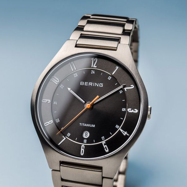 BERING Herren Armbanduhr Titanium silber gebürstet 11739-772 NEU