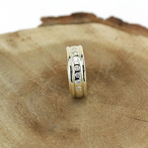 Breiter Bandring 585er Gelbgold mit neun Brillanten besetzt GR 58 (8979)