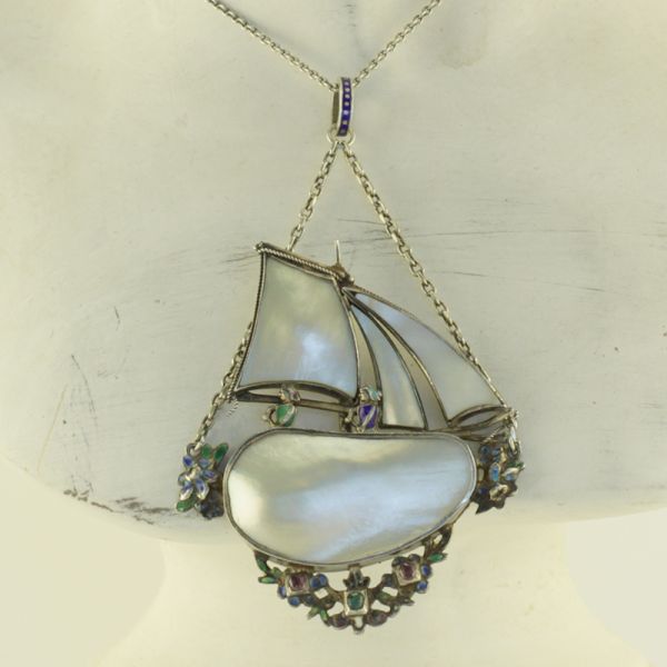 Silberkette um 1850 England mit Segelschiff, eine Seite Perlmutt andere Seite ziseliert