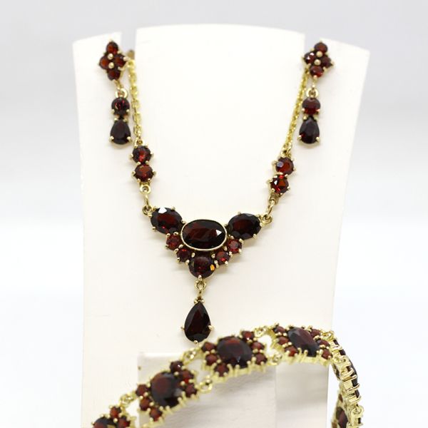Granatschmuck Set 333er Gelbgold Armband, Collier und hängende Ohrstecker (13204)