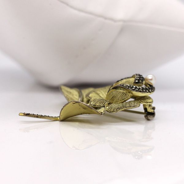 Original Fahrner Brosche 925er Silber vergoldet "Blume" mit Markastite und Perle (18159)