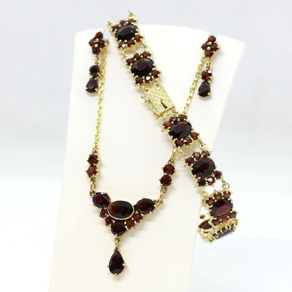 Granatschmuck Set 333er Gelbgold Armband, Collier und hängende Ohrstecker (13204)