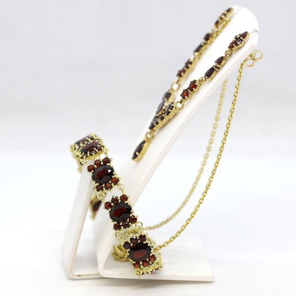 Granatschmuck Set 333er Gelbgold Armband, Collier und hängende Ohrstecker (13204)