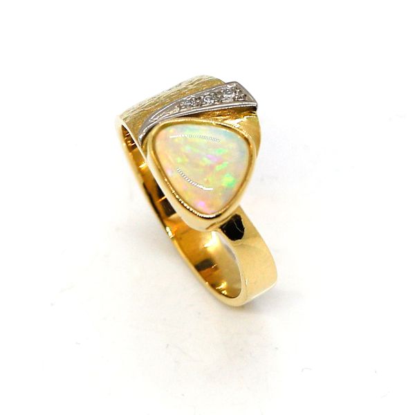 Opal Ring in 750er Gelbgold 3 kleine Diamanten GR 57 (22971)