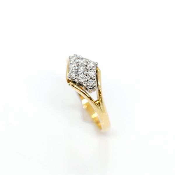 Gelbgold Ring 750er mit neun Diamanten im Brillantschliff GR 55 (26269)