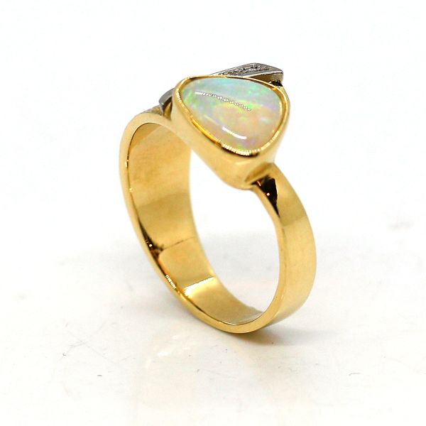 Opal Ring in 750er Gelbgold 3 kleine Diamanten GR 57 (22971)